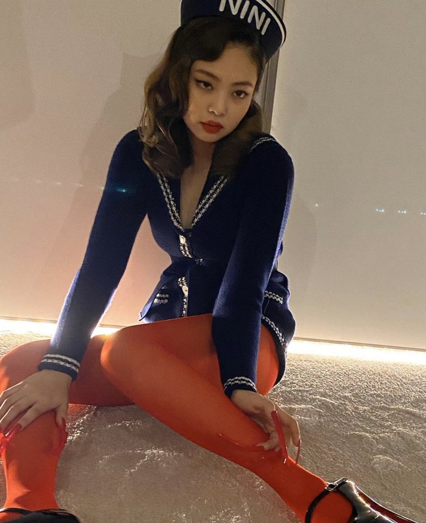 l_r_l_r_l_r's tweet photo. ジェニの赤タイツは最強です🥊🚨
#jenniered #jennie #제니 https://t.co/IFfaeWAStI