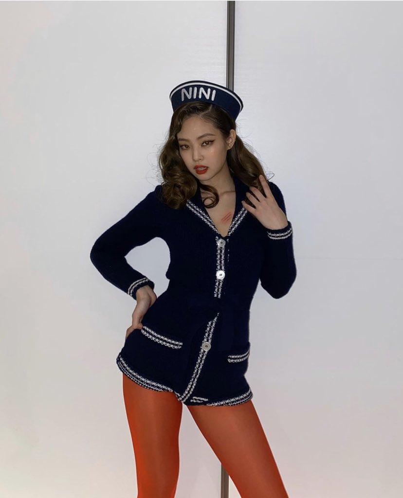 l_r_l_r_l_r's tweet photo. ジェニの赤タイツは最強です🥊🚨
#jenniered #jennie #제니 https://t.co/IFfaeWAStI