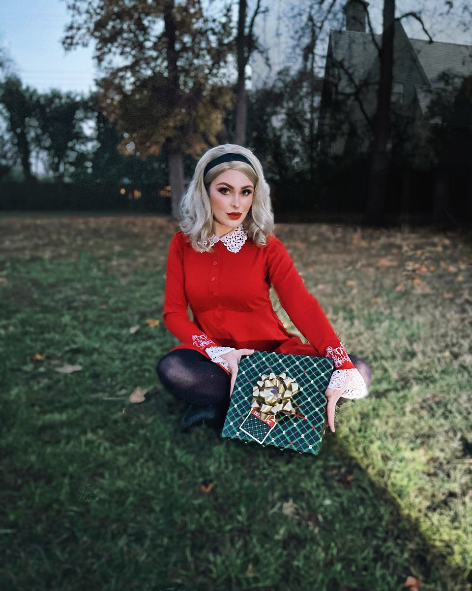 hilexyrae's tweet photo. “But I want both, I want freedom and power.” -Sabrina Spellman @sabrinanetflix Obsessed with this dress from @HotTopic and grateful they are such a one stop shop for holiday gifts! #htunwrapped #htfanatic #sponsoredbyht #SabrinaSpellman #hottopic https://t.co/Uh8pl3ermM