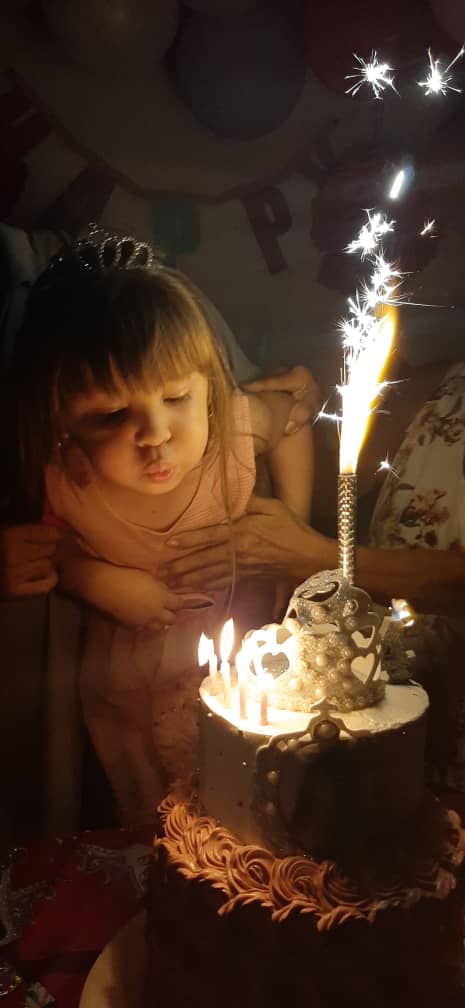 luzmerandreina's tweet photo. EPA @NicolasMaduro sabes quienes sostuvieron a mi niña para soplar las velitas? Sus abuelitos porque TÚ no haz permitido que su padre este con ella en esta fecha tan especial desde hace 4 años.
Cuanto mas debe esperar una niña por su padre??

LIBERALO 

#LibertadParaHirtoHurtado https://t.co/so2EPiI8eW