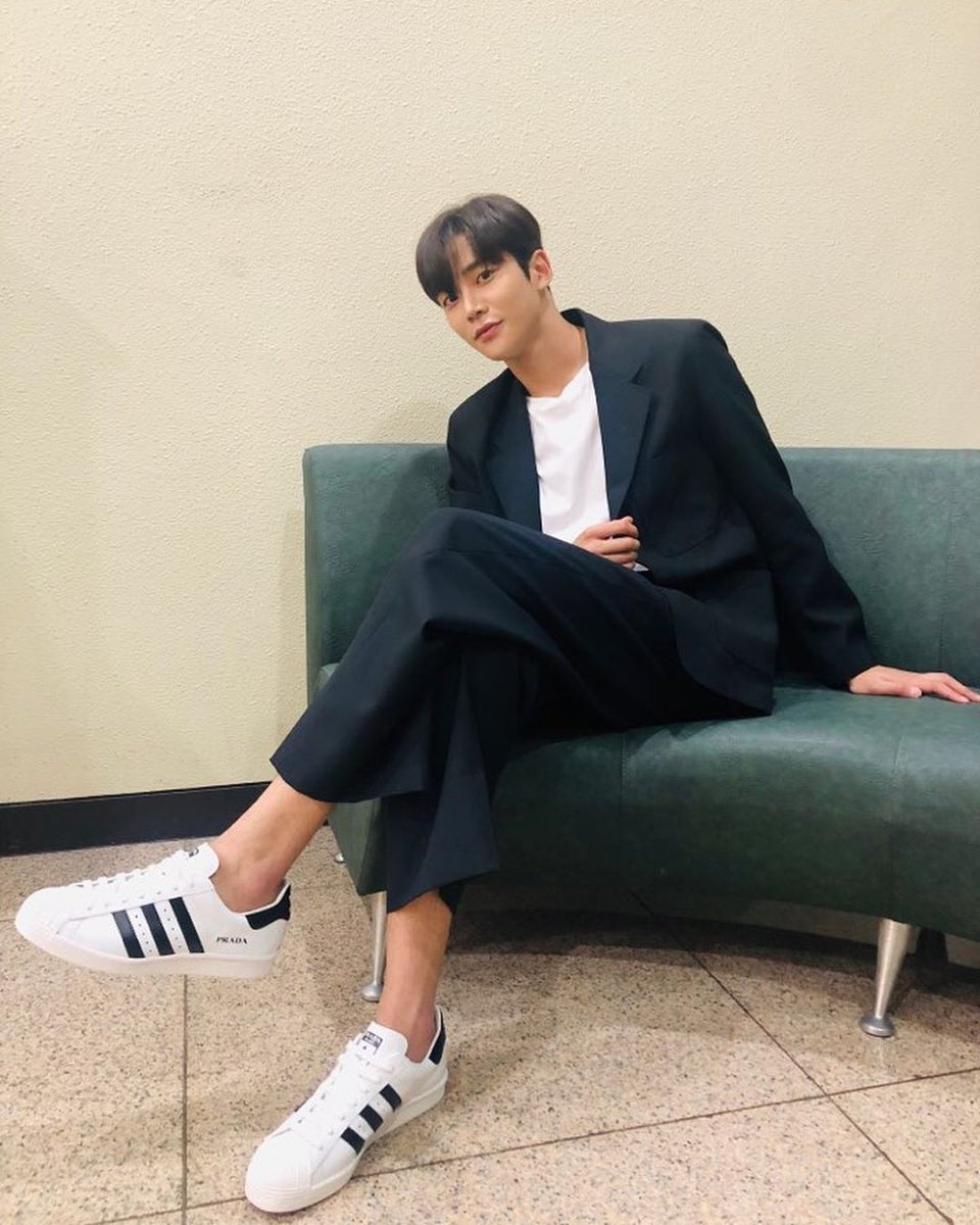 “who in kpop?” but it's actually Rowoon from SF9; a thread