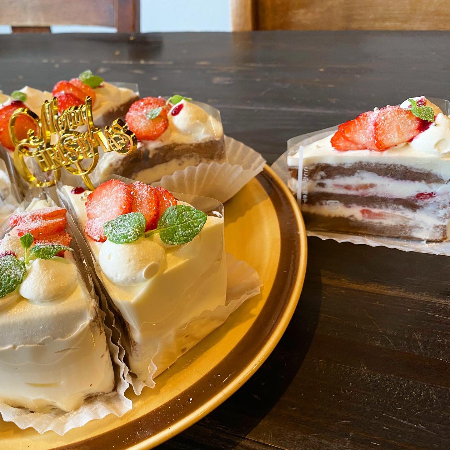 城下公会堂 Happychristmas 本日から24 25日限定で クリスマスケーキをお出ししております 苺とベリーのココアショートです お待ちしております 城下公会堂 岡山ランチ 岡山カフェ巡り クリスマス クリスマスケーキ T Co