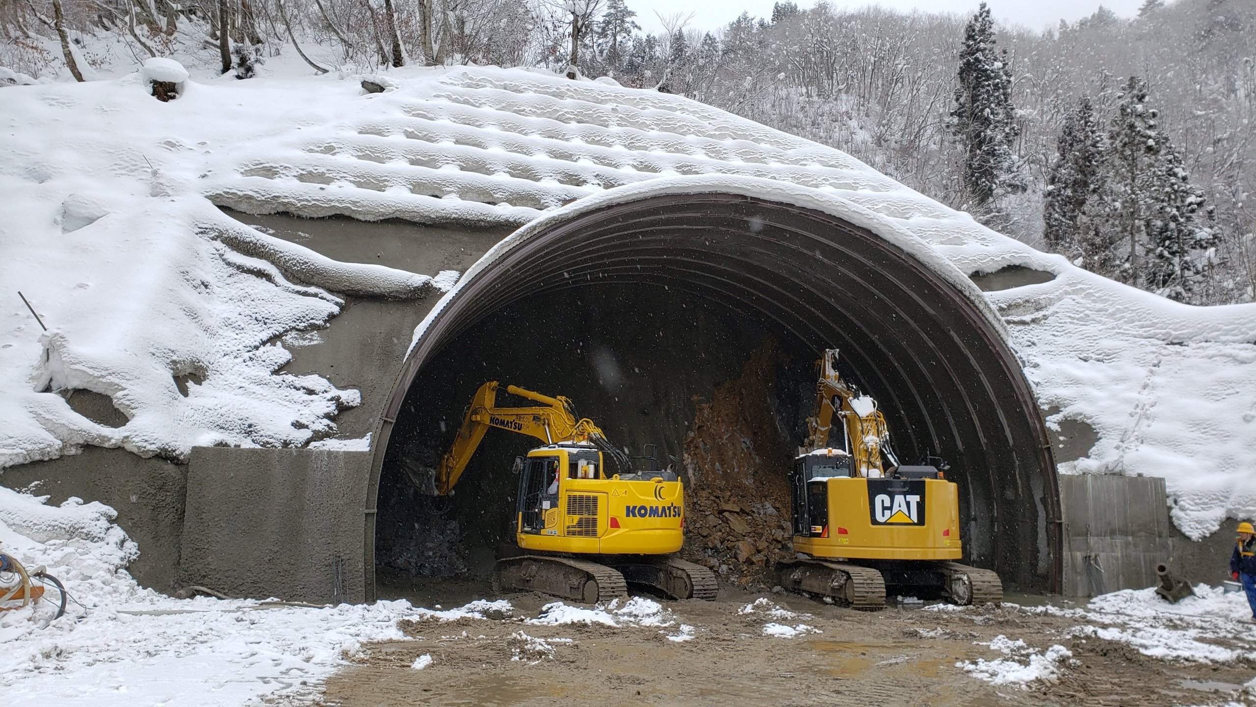 国土交通省 福井河川国道事務所 上半原トンネル 掘削着手 12月22日 上半原トンネル 延長１１４６m で本格的に掘削を開始しました 大野油坂道路 35km で８本目となり 安全第一で工事を進めてまいります 今から貫通するのが楽しみです 大野