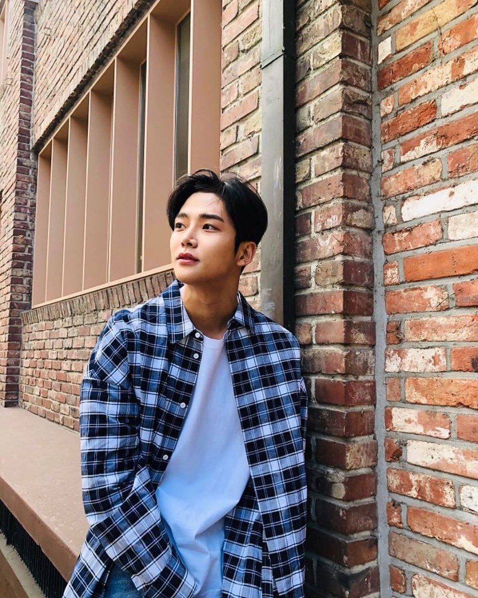 “who in kpop?” but it's actually Rowoon from SF9; a thread