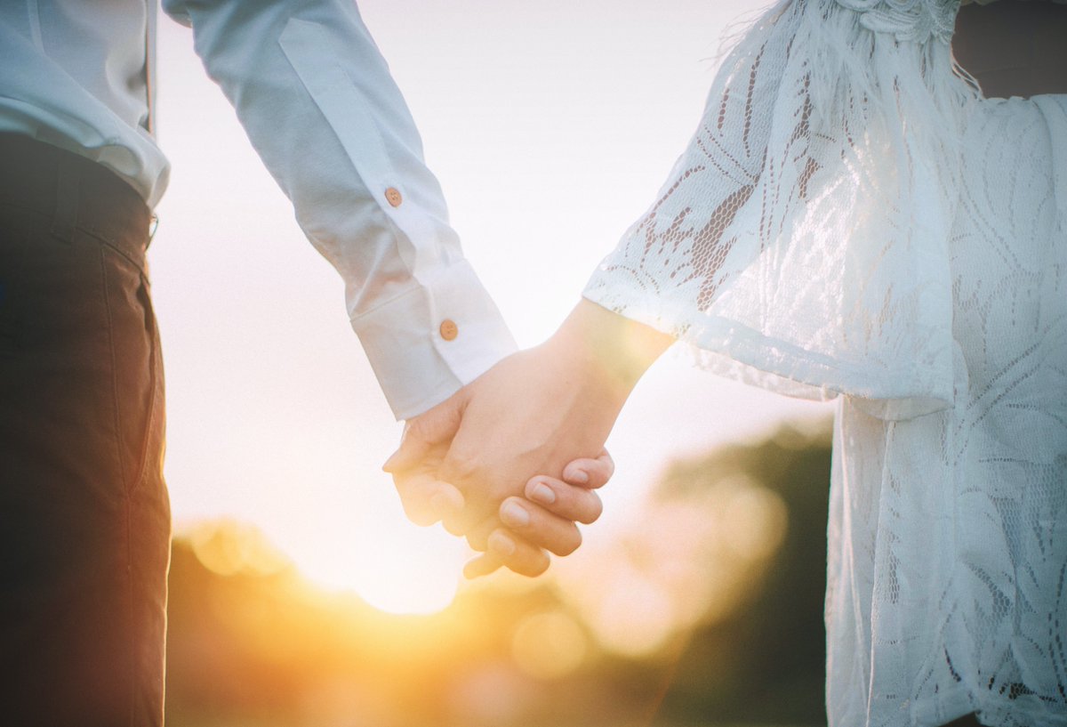 #비대면 #2021트렌드 사람과 사람 사이의 접촉을 차단하는 기술이 발달하게 되면서 역설적을 휴먼터치에 대한 욕구가 강해집니다.

온라인 전시의 구현에도 인간의 감성을 고려한 갤러리360은 이러한 트렌드를 제대로 짚고 있다고 감히 말씀드립니다. 😘 

🍀 blog.naver.com/vrgallery360/2…