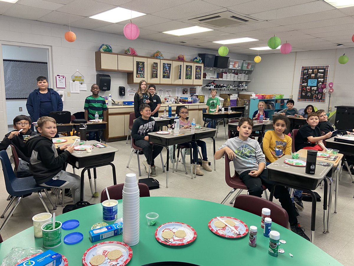 4Gmc2's tweet photo. We had so much fun yesterday decorating sugar cookies and drinking hot chocolate! I love that they have hearts of gold and asked to invite other teachers and admin to share the fun with. Merry Christmas!! 🎁🎄 @MilanC2Schools @MC2Elementary https://t.co/aWHAi5xVKe