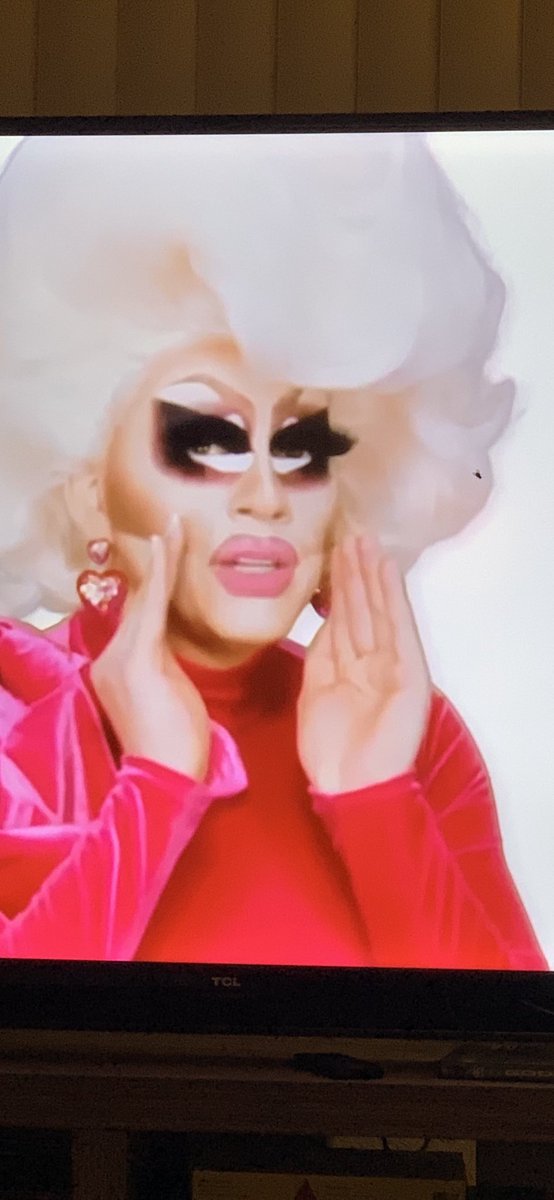 lifeofryanx's tweet photo. @trixiemattel is this fly is still too close for comfort?. #WOWhelpme #trixiemattel #worldofwonder @katya_zamo https://t.co/qvfHQ2WqUR