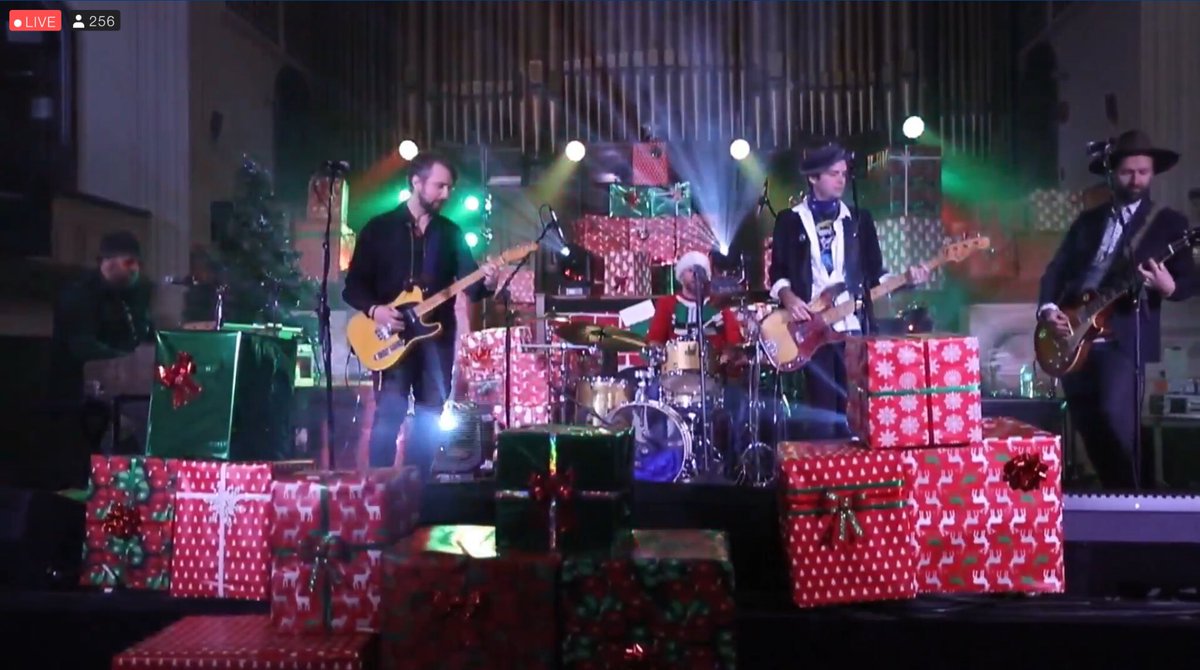 trishkill's tweet photo. @thetrews 21 is gonna be a good year 🙌🏻@JRDiGS #AcousticXmas https://t.co/ECVWd5hraB
