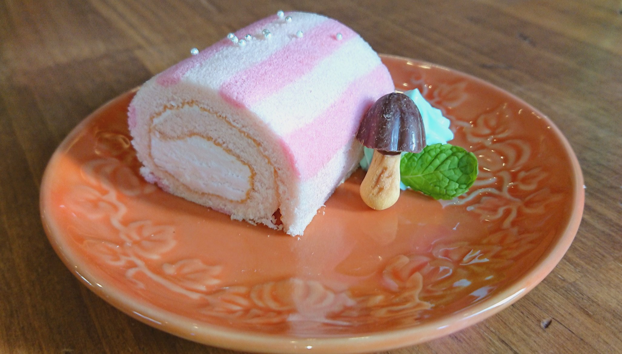 تويتر Halloween Cafe Oct 31 ハロウィンカフェ オクトーバー サーティワン على تويتر 平日ランチにプラス330円 季節のミニデザートセット 只今は ストロベリーロールケーキ もちもち生地にイチゴクリームがたっぷり ブルーホイップとアラザンでキラキラに