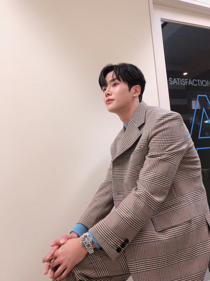 “who in kpop?” but it's actually Rowoon from SF9; a thread