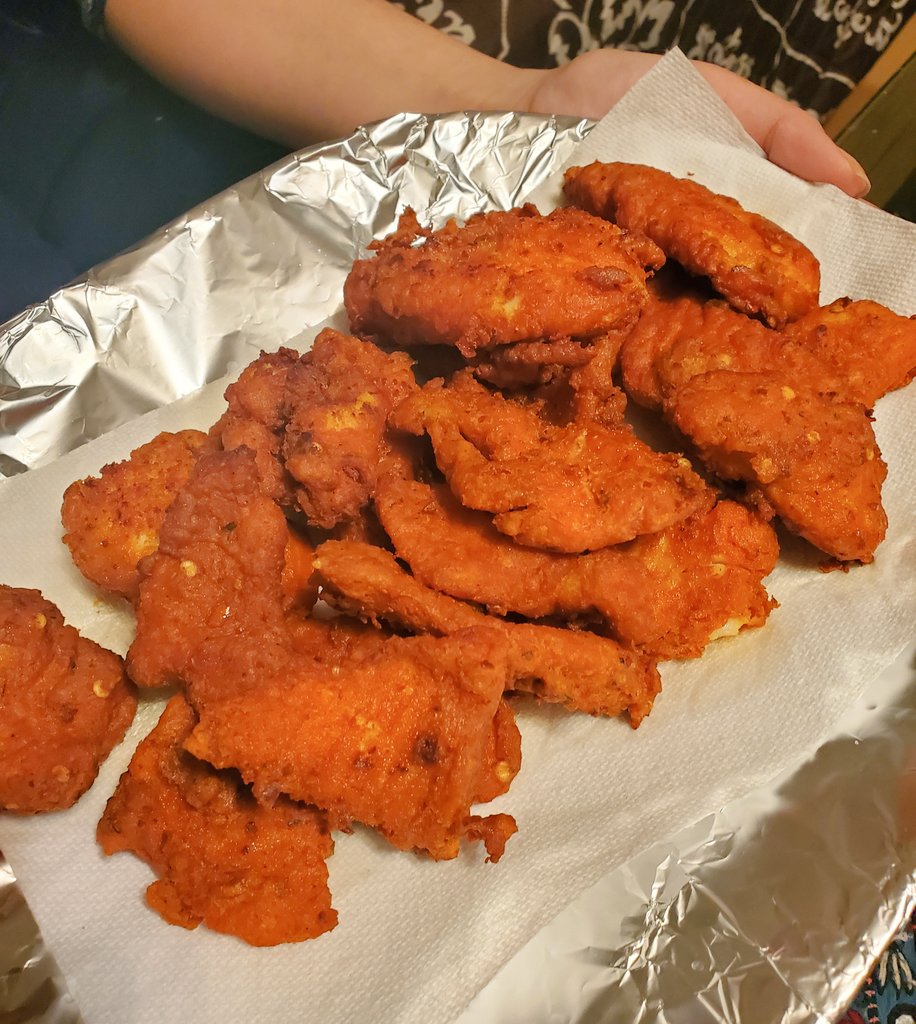 Shanyousaf6's tweet photo. "I am on a seafood diet - I see food, I eat it. ..." :)
#FishPakora & Daal Chawal for Dinner 🐟 🍴🥘 https://t.co/IUTb9BxRfD