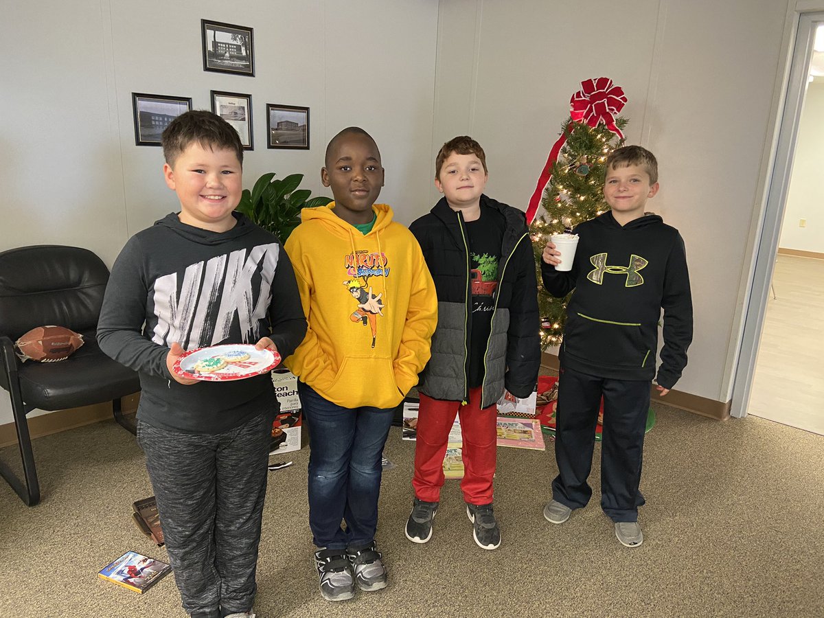 4Gmc2's tweet photo. More Christmas fun! @MilanC2Schools  @MC2Elementary https://t.co/HpuOcS5csA