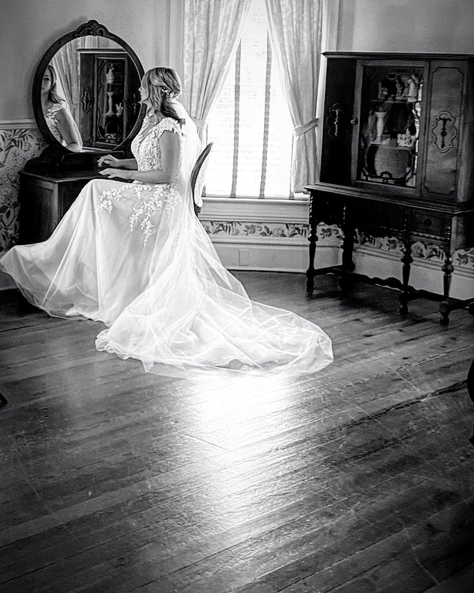 AngieAway's tweet photo. Still in shock @RachelDanae is married... 27 is way too young, IMHO 😂 https://t.co/TwZ3RkwRvv