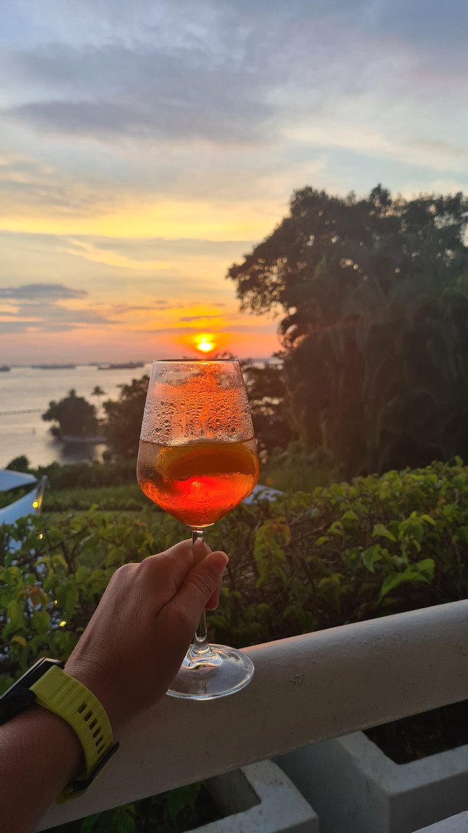 DeniseJaschke's tweet photo. Pre Christmas 🎄 Drinks in Sentosa
#sunset #aperolspritz #seaview #christmasdrink #sgunited #sgdaily #sgdrinks https://t.co/OzsgZWoAbB