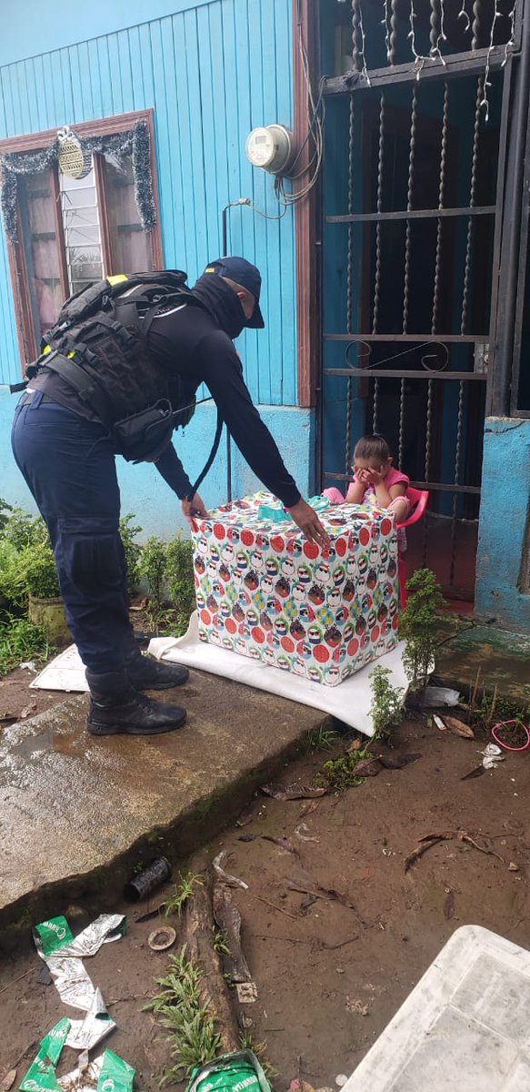 R_RiveraFPCR's tweet photo. Hoy una vez más me siento profundamente orgulloso de trabajar en mi  amada @fuerzapublicaCR  Sólo vean la reacción de esta niña al recibir su regalito. Por eso, valen las madreadas, las pedradas y todo lo que vivimos. Su carita y su gesto borran toda la maldad recibida https://t.co/gdcguGbiY5