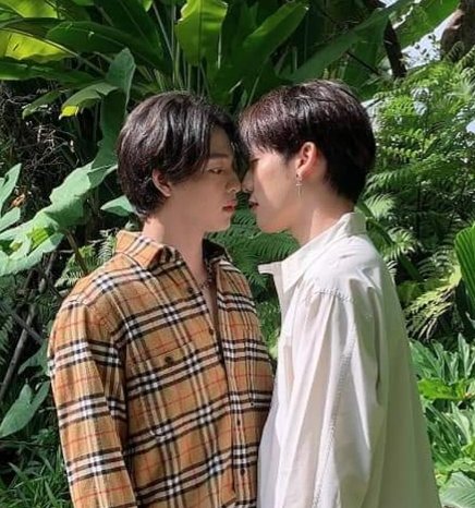 euchopuchai's tweet photo. Copter e Bass lendas do BL. já podem assumir esse namoro 💁‍♂️ Eu shippo loucamente desde sempre e os vídeos deles se beijando por ai só confirma a teoria de que eles namoram SIM. 
Já quero BL dos dois! 👁👄👁 
#GenYTheSeries #GenY #CopBass #2moons #sbfive https://t.co/ZYClXC1P3I