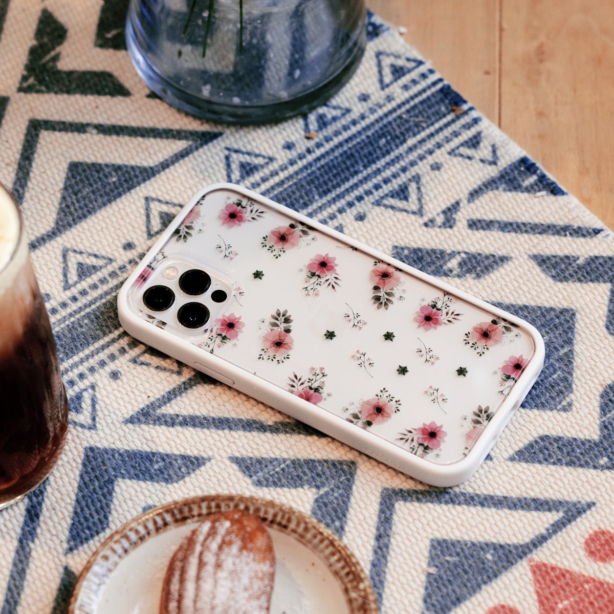 ☕With a mug of hot choco in one hand and love in the other, we wish all of our lovelies around the world a very Merry Christmas 💖

PS: You can use the code "BYE2020" for 10% off ~all~ cases at kroma.me

✅ Available for iPhones (6 &amp; up), Galaxy S9/S10 (+)⁠