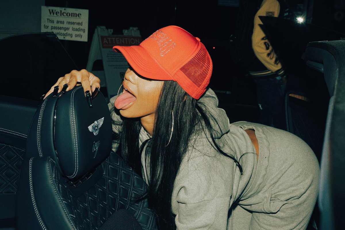 Saweetie's tweet image. new toy imma call her BIG B! ❄️✨