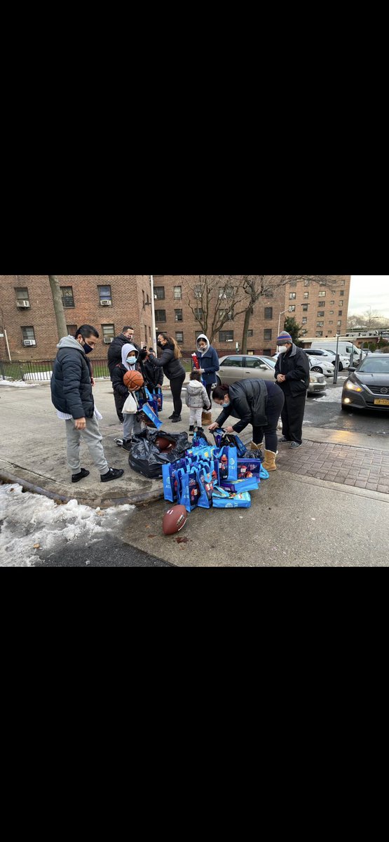 ktorres9319's tweet photo. Grateful to be part of the Sunset Park family that made this happen! Over 300 gifts were donated. Appreciate your help @CamineroErik @Ahmad_Al02 My amazing ASM that organized this @mariaislasnyc #OneNYNJ @judy_cavalieri @Edith_Acevedo06 @_Shelley_G @Danny_Perez_01 https://t.co/LdqztEkxs9