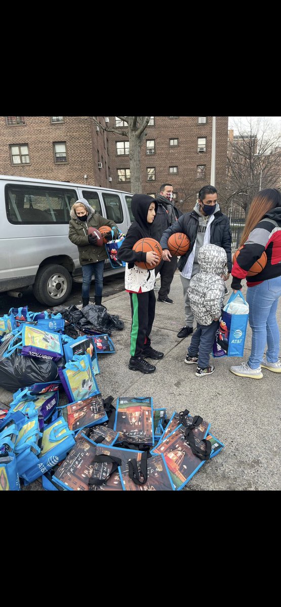 ktorres9319's tweet photo. Grateful to be part of the Sunset Park family that made this happen! Over 300 gifts were donated. Appreciate your help @CamineroErik @Ahmad_Al02 My amazing ASM that organized this @mariaislasnyc #OneNYNJ @judy_cavalieri @Edith_Acevedo06 @_Shelley_G @Danny_Perez_01 https://t.co/LdqztEkxs9
