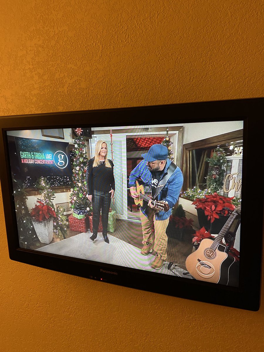 I just want to go with my family and hang out with @garthbrooks & @trishayearwood in their front room singing Christmas carols! #GarthandTrishaLIVE