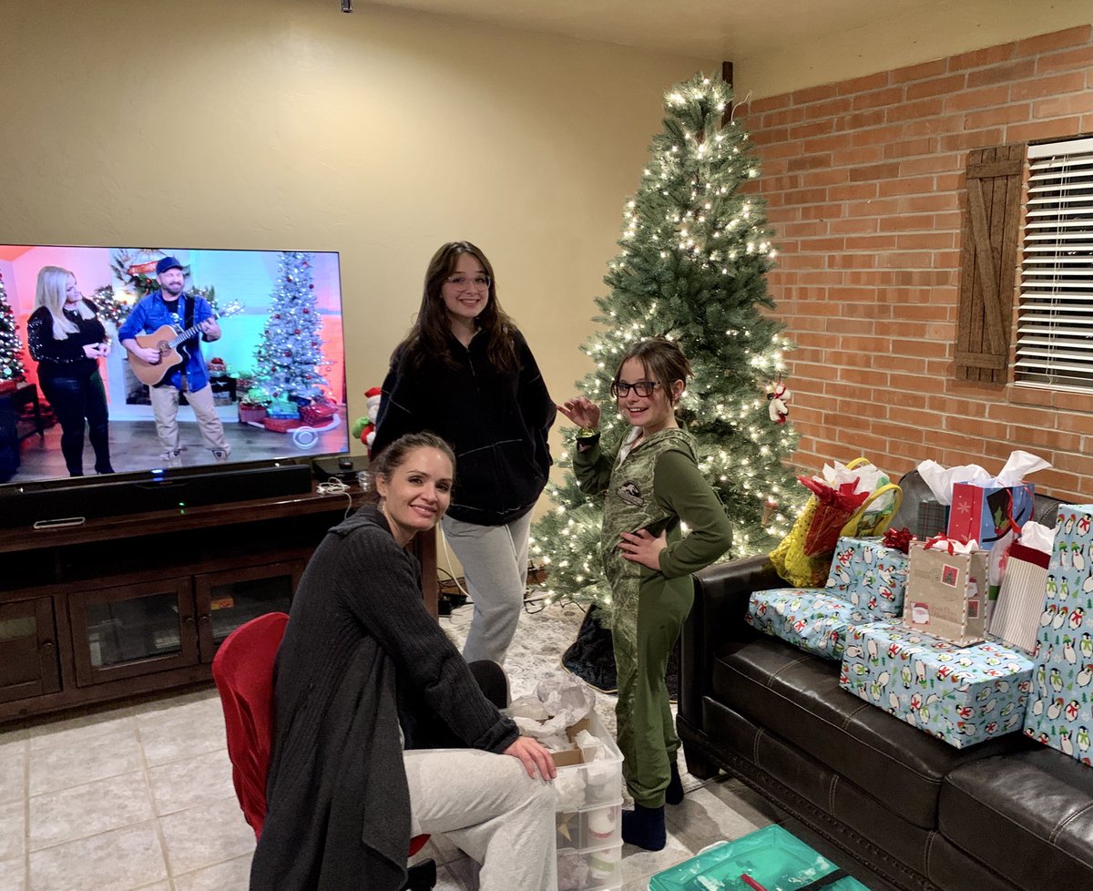 nathantoensing's tweet photo. Faith, Hope &amp; Mom..... “Mary Did You Know” Please....
Blessings!  #GarthandTrishaLIVE https://t.co/caWOrqfn0Z