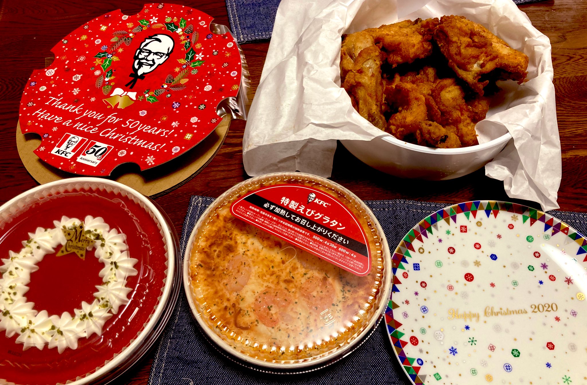 青龍彡 ケンタッキーフライドチキンのクリスマスバーレルうううううう チキンの部位のバランス良いのが来た エビがプリプリのグラタン美味しい ケーキは夜に食べる T Co Oxsihnv2jr Twitter