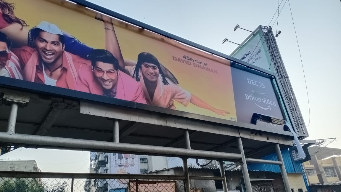 Omkarsureshnaik's tweet image. पश्चिम द्रुत्तगती मार्गावरील ॲमेझाॅन चे सर्व जाहीरातीचे फलक काळे करून फाडण्यात आले... #NoMarathi #NoAmazon मोहीम जोर धरत आहे.
@amazonIN