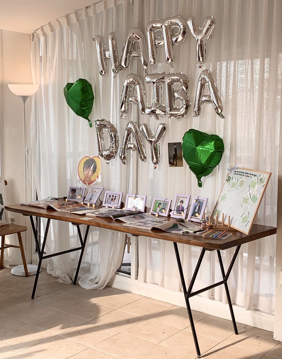 ____0524L's tweet photo. #HAPPY_AIBA_DAY 💚🎉
어제오늘 출석체크! 구석까지 아이바쨩에 대한 정성이 담겨있는 공간이라 너무 행복했습니다🥰 생일당일인 오늘은 카페에 흐르는 곡도 마사키 솔로곡이라 넘 좋았어요...🥺
마카롱은 너무너무 귀여운데 아까워서 어떻게 먹죠? (그래도잘먹겠습니다)
덕분에 행복한 하루 보내요🤍 https://t.co/7rPsILT8WE