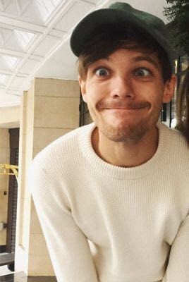 ANNEX_T25's tweet photo. Happy birthday @Louis_Tomlinson  you really make my days better ...  and I hope you have a great day, you really  saved me, I love u🥺💙 https://t.co/DNfTryyDcZ