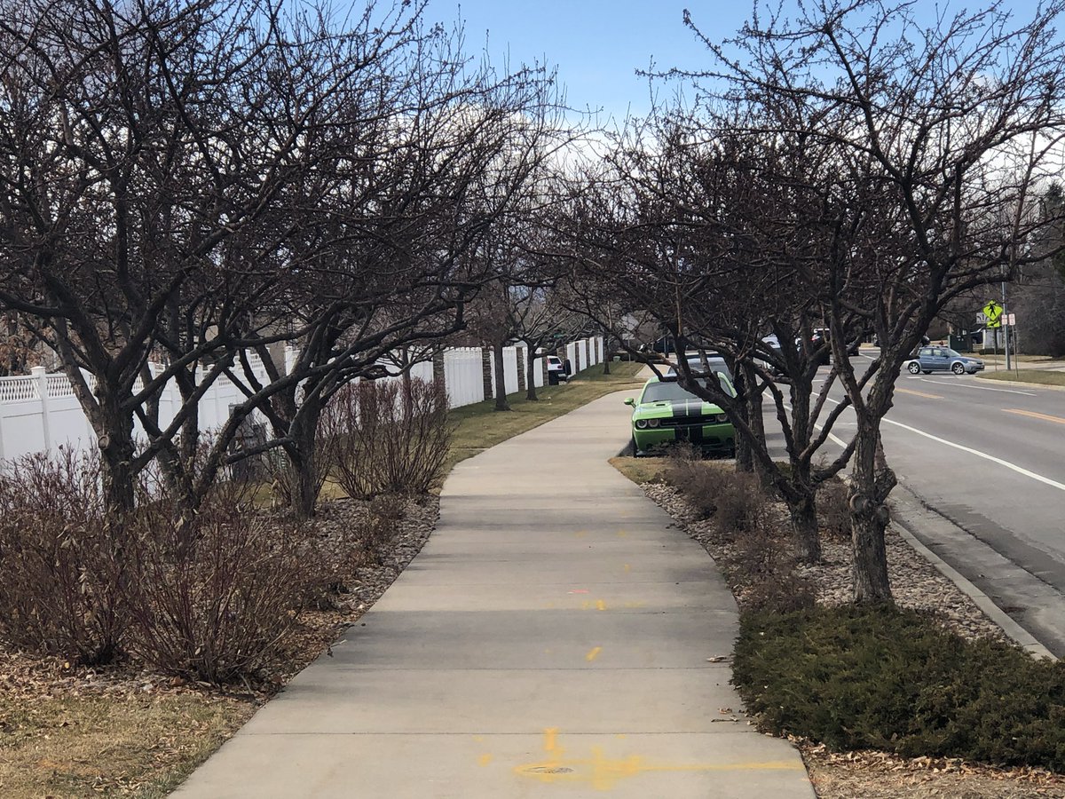 This hot bitch peeking at meh