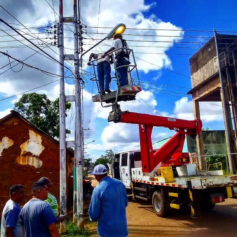 📷 Continúan los trabajos del alumbrado guariqueño⚡ 

Desde Santa María de Ipire  se instalaron bombillos en las distintas calles y avenidas principales de este municipio.💡

 #SolidaridadYCooperación
#EnCuerpoYAlmaPorGuárico