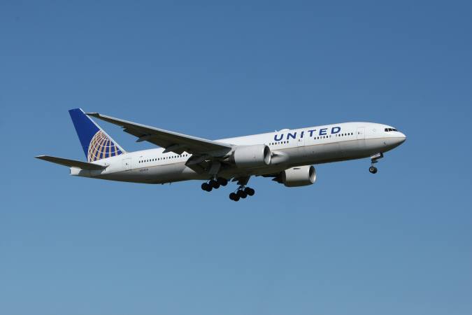 eluniversocom's tweet photo. Pasajero que aseguró no tener síntomas del COVID-19 cayó muerto en pleno vuelo; autopsia reveló que tenía SARS-CoV-2. Ocurrió en Estados Unidos. ► https://t.co/GYjwthQOno https://t.co/HGDE9EhHS8