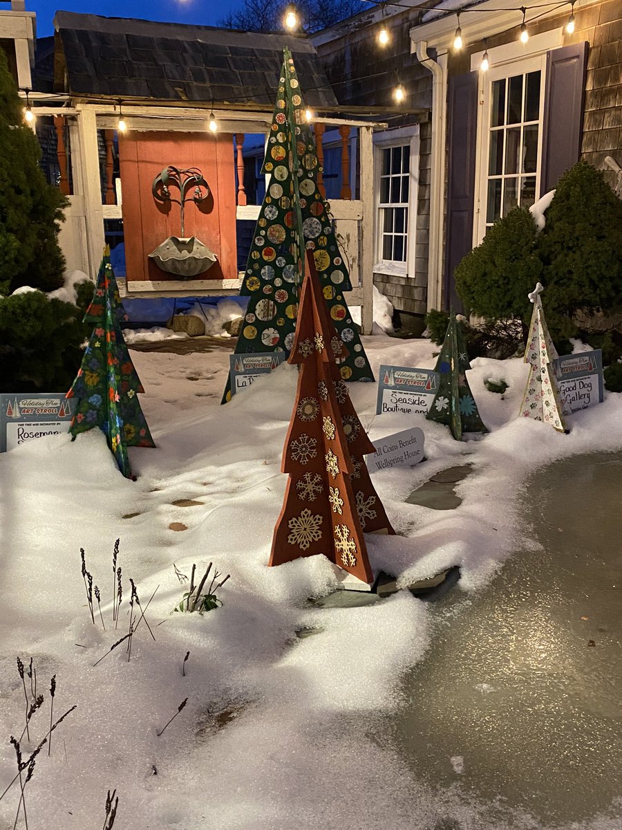#holidaytreeartstroll!