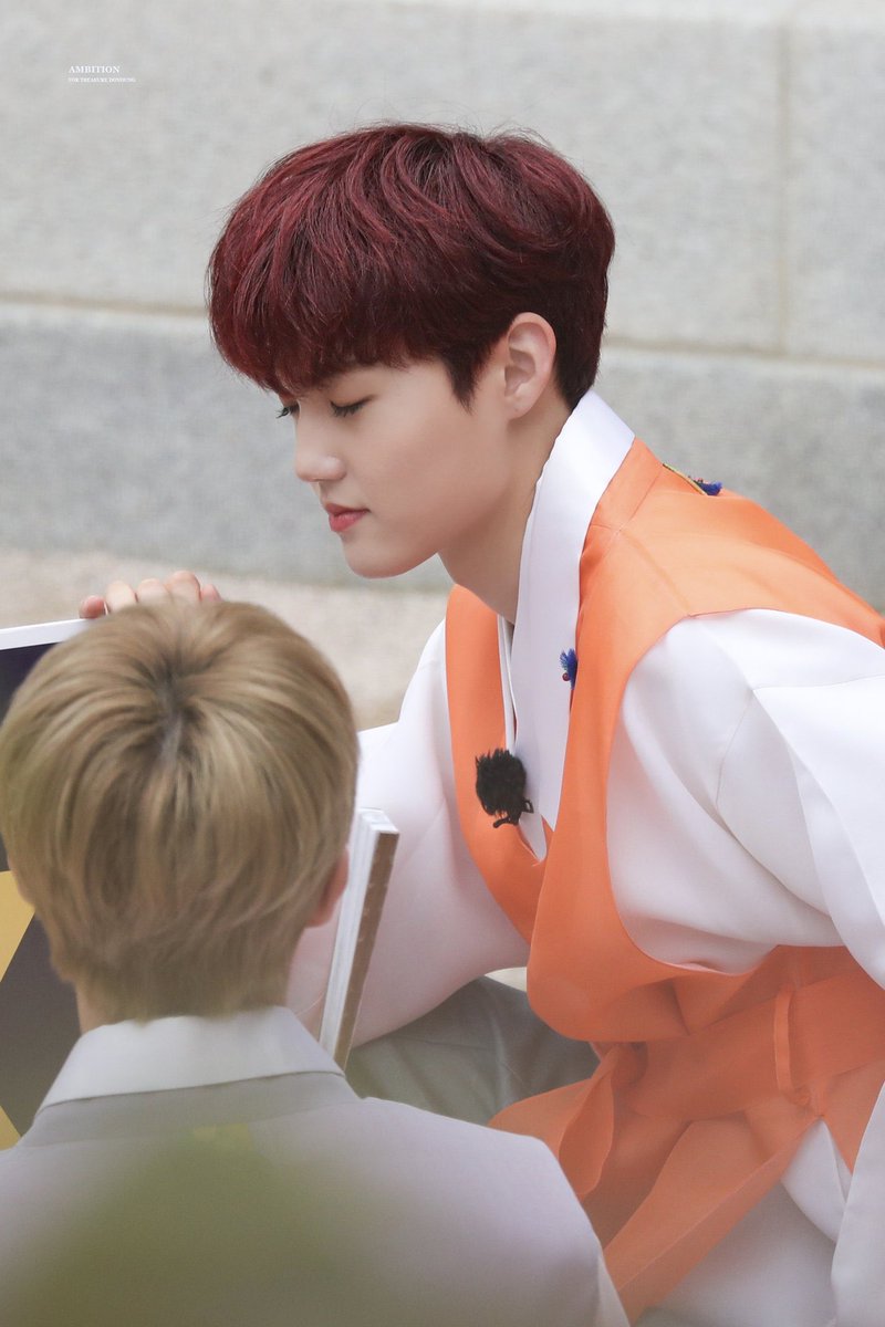 me?! obsessed with doyoung side profile??????