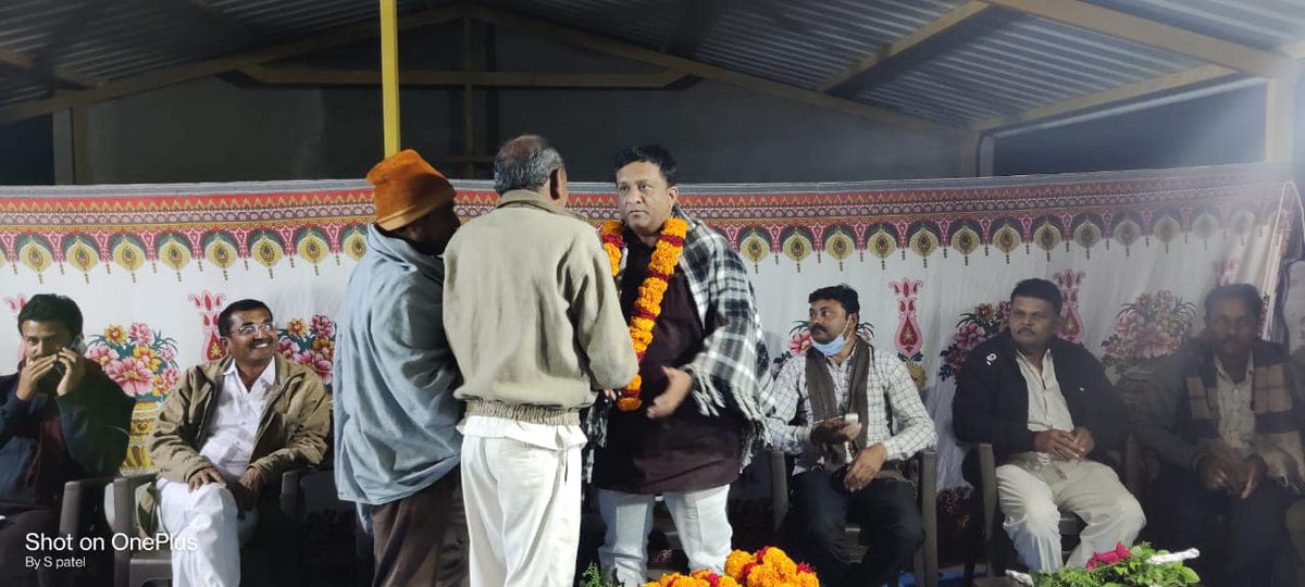 Kiritbhai_Patel's tweet photo. વિસાવદર તાલુકા ના બરડીયા ગામે  વિવિધ સામાજિક આગેવાનો અને ખેડૂત ભાઈઓ સાથે રૂબરૂ મુલાકાત કરી ભારત સરકાર દ્વારા કરવામાં આવેલ કૃષિ  કાયદા અન્વયે વિસ્તૃત માહિતી આપેલ . https://t.co/uFSgFenRkS
