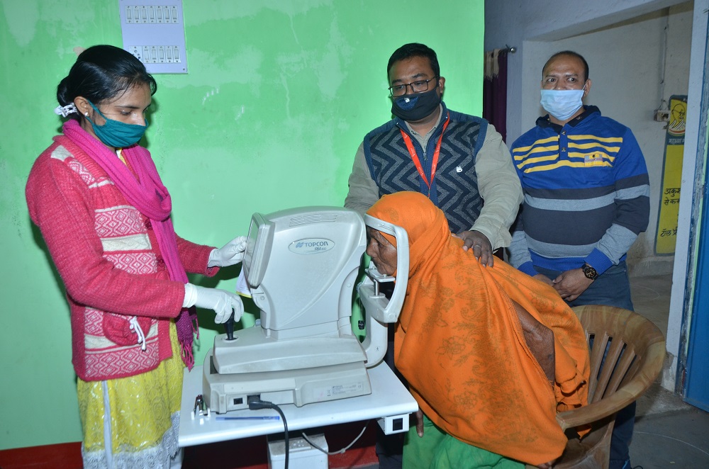 PiramalS's tweet photo. Under #BPSCL partnered CSR program in #Bokaro, #PiramalSwasthya organized free eye screening camp. Around 127 beneficiaries availed free checkup & eye test. Those with refractive error will be provided glasses free of cost. https://t.co/QTkTDRF3u1