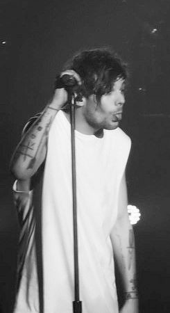 Angy_1703's tweet photo. Happy birthday @Louis_Tomlinson, thank u for everything that u have done for us, I really I love you.  U are very strong, YOU'RE a KING, YOU'RE a SUN...
#lightsforlouisLIGHTS #LightsForLou #lightsfrolouis #HappyBirthdayLouisTomlinson #LouisTomlinson https://t.co/uW19dmQo4r
