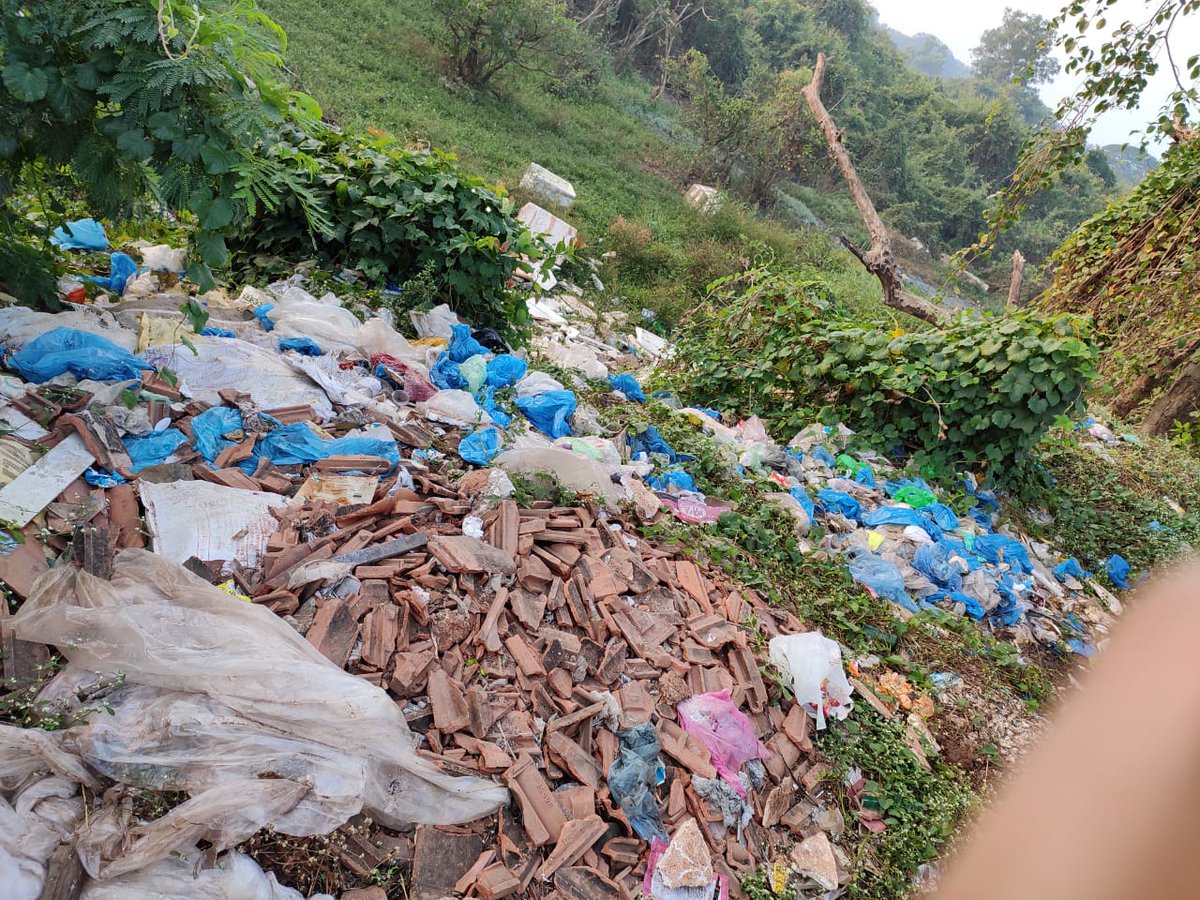 GPNewsMedia24's tweet image. #GarbageCampaign
Thanks to Stanley Fernandes for This Photos of Roadside Garbage Zone Near Margao, Wholesale Fish Market

If you Come Across any Such Garbage Zone, Click the Best Photo of Dirtiest Garbage &amp;amp; Whatsapp on 950-345-71-74 along with Your Name and Location
