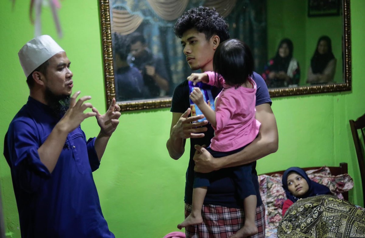 Ebitlew_'s tweet photo. Sebak sayu ziarah Syafiq Ahmad  dan keluarga di Kedah. Jarang saya menangis. 

Tadi tak dapat tahan menangis tadi. Kehilangan ibu dan anak serta bibik asbab kemalangan jalan raya.
 
Amalina masih belum boleh bangun. Tadi bercerita ujian kerana kasih sayang Allah. Allah sayang. https://t.co/FnLggmvB88