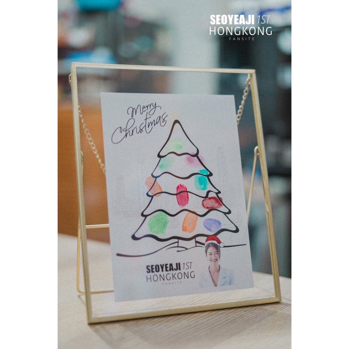 📮｜聖誕應援 Christmas Project 2 

This is the Christmas present prepared by Hong Kong yeyes. We named it as “Light Up Your World”. The decorations on the Christmas tree are made by our Hong Kong yeyes’ fingerprints

#徐睿知  #SeoYeJi #SeoYeaJi #서예지