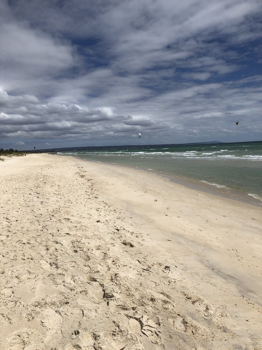 TarynAnne5's tweet photo. Well at least the Melb beaches are empty today lol #quickwalk #HappyChristmasEve https://t.co/FyqN0VABDu