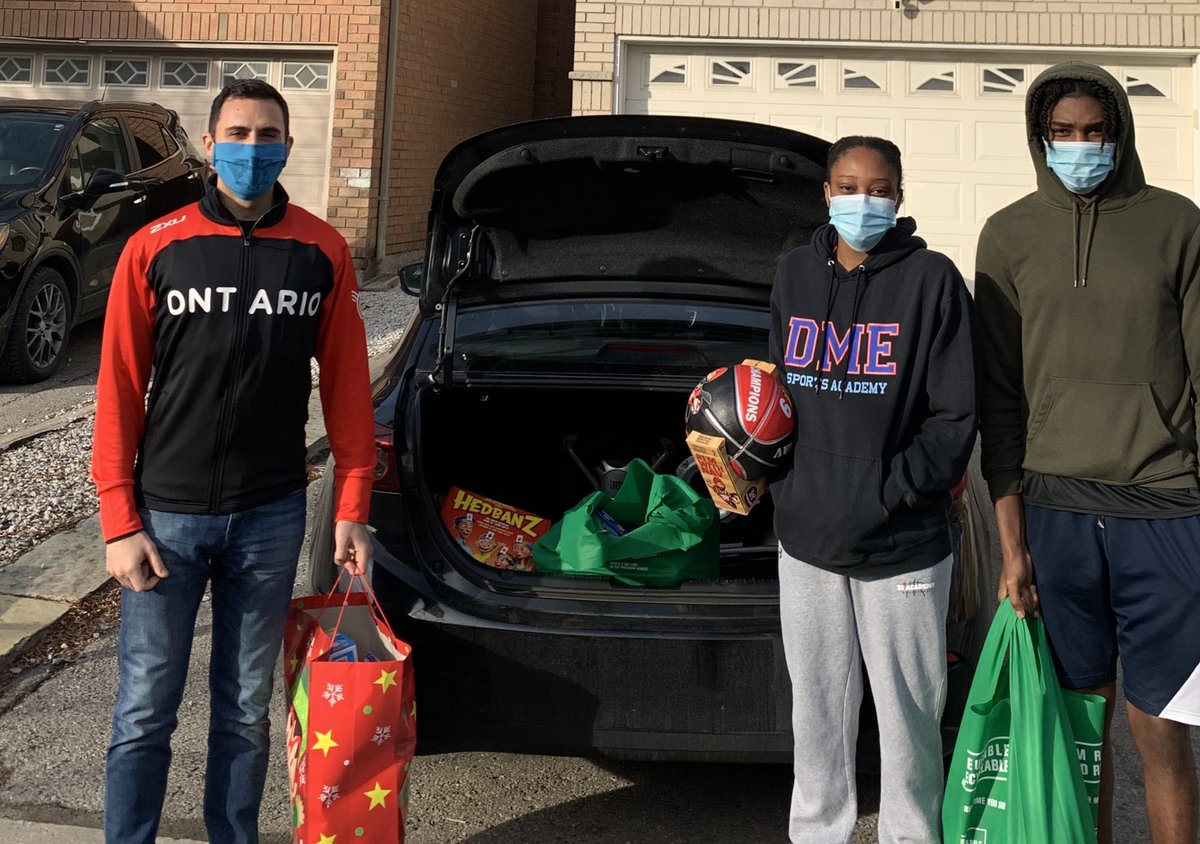 VACAORG's tweet image. From volunteers helping to pack  food hampers, to @Sflecce dropping off toys and lending support, we are grateful for the overwhelming sense of community that has come together to help families during the holidays. #EachOneHelpOne #grateful #LetsPullTogether