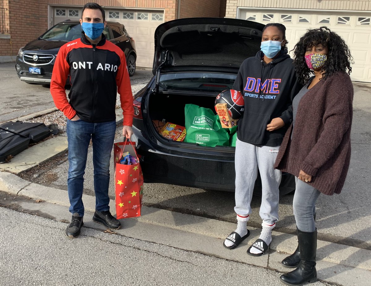 VACAORG's tweet image. From volunteers helping to pack  food hampers, to @Sflecce dropping off toys and lending support, we are grateful for the overwhelming sense of community that has come together to help families during the holidays. #EachOneHelpOne #grateful #LetsPullTogether