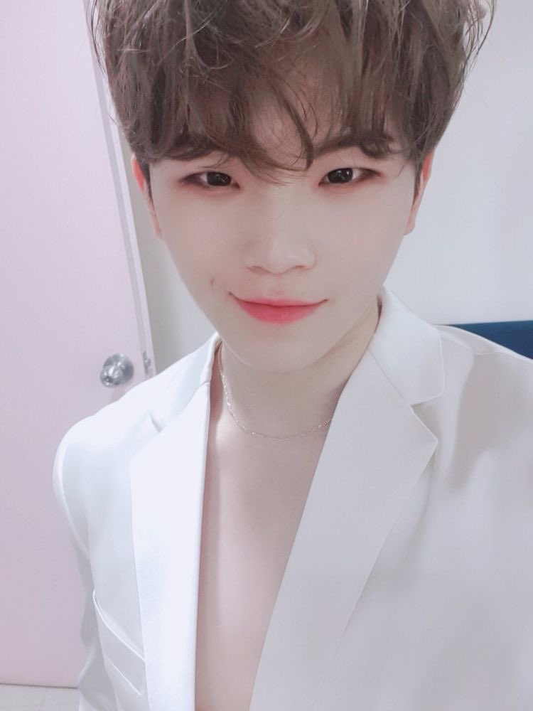 “i present to you the new iphone 12 pro ma-“ joke hehe