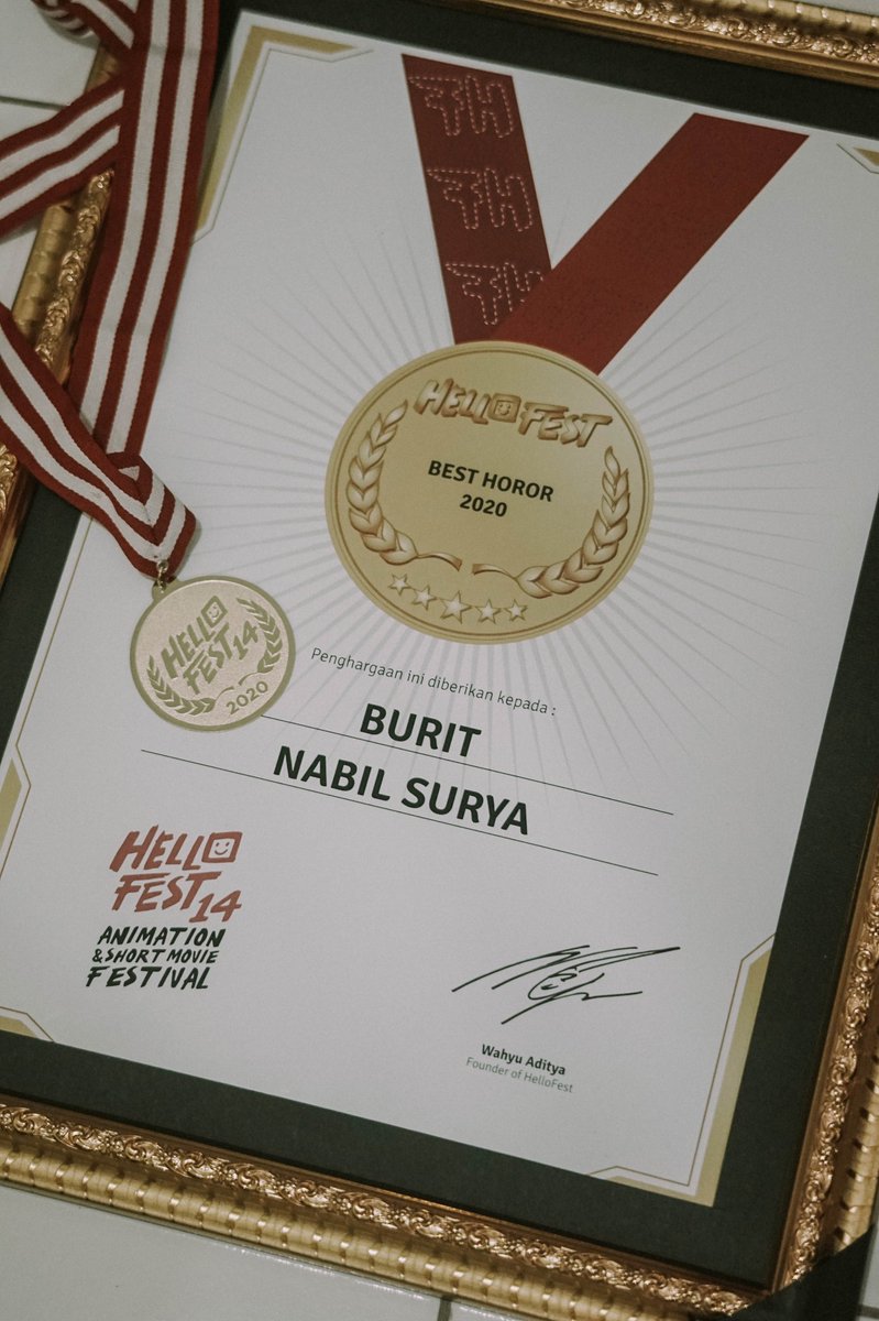 Penghargaan fisik telah mendarat dengan penuh cinta, senenkkk banget dapet penghargaan Hororriah🌻🌻🖤
Terimakasih banyak <a href="/hellofest/">HelloFest</a>