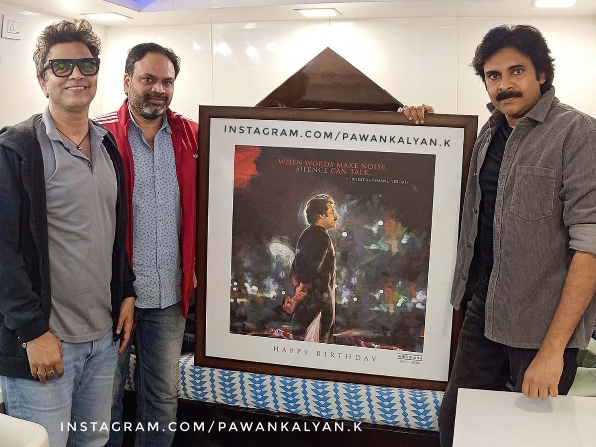 tollywood's tweet photo. Poster Designers Anil & Bhanu present gift to Pawan Kalyan🙂
Read More: https://t.co/cjuv1qZrtY
#PosterDesigners #Anil #Bhanu #presentgift #pawankalyan https://t.co/5hiD7ftYMc