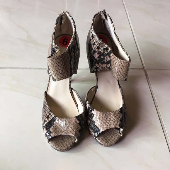 acm_fashion's tweet image. So good I had to share! Check out all the items I&apos;m loving on @Poshmarkapp #poshmark #fashion #style #shopmycloset #ninewest #cabi: posh.mk/ncByH6cbtcb