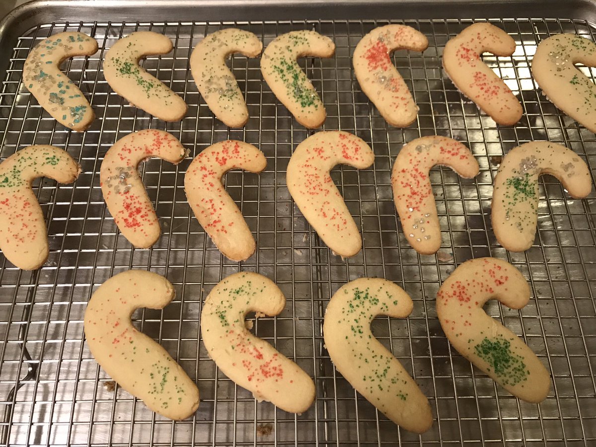 chrisbanaszek's tweet photo. Next were the cutout cookies. They're a simple butter crisp cookie used for cutouts and decorations. Decorating cookies is NOT my strong suit by any means! Can y'all tell which mitten I did? And check out my snowperson! 😅⛄️ #Cookies #Cutouts #ButterCrisps https://t.co/znTsDQd3b4