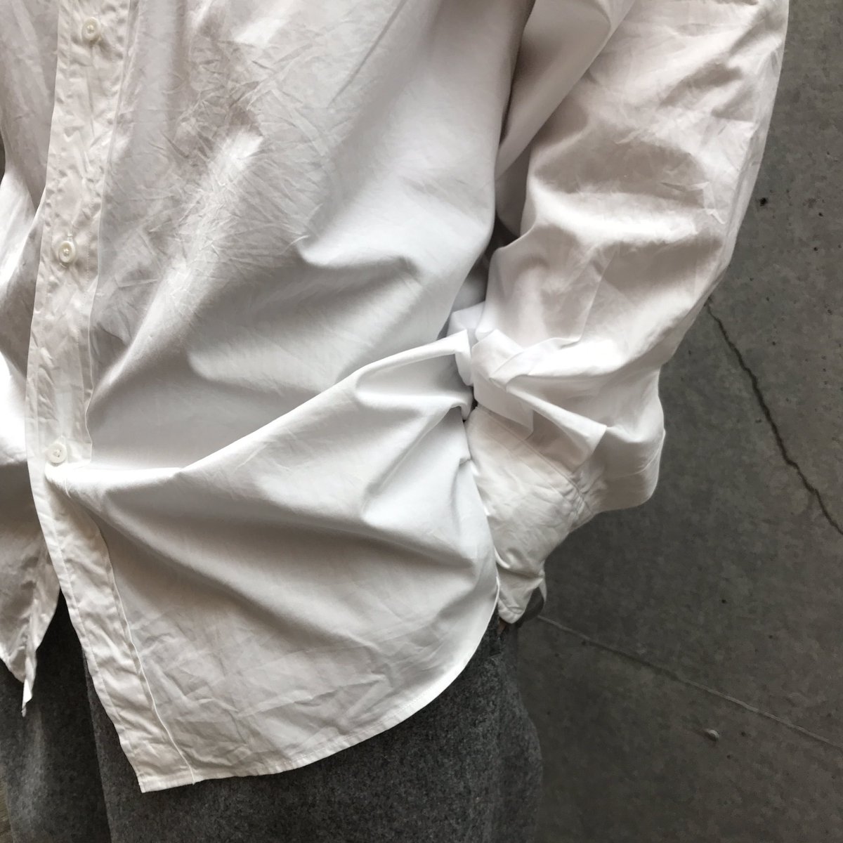 HERILLのSUVIN REGULAR COLLAR SHIRTS。 滑らかで光沢感が特徴のスビン 